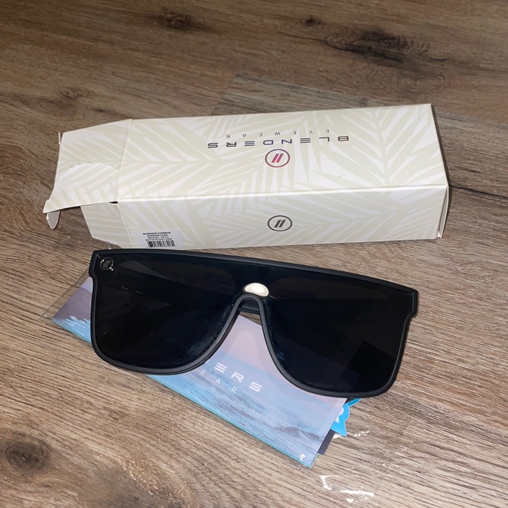 Blenders sunglasses. Dark flatter. Worn once